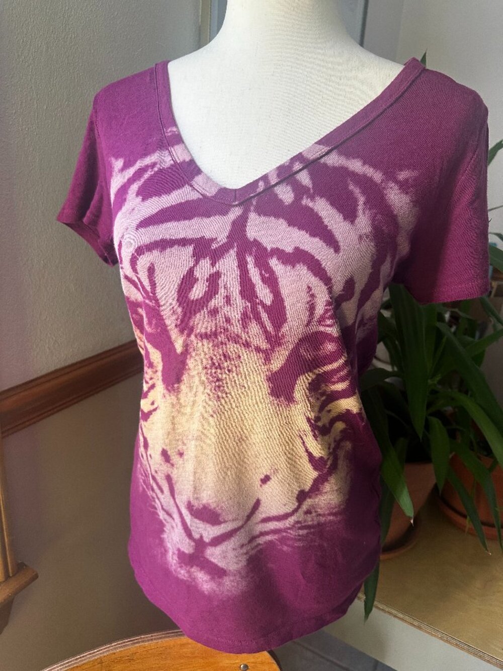 American Eagle Outfitters V Neck Tiger Tee, Large
